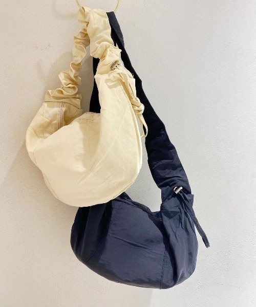 flower(フラワー)の「シャーリングハンドルバッグ(ショルダーバッグ・レディース・アイボリー/ブラック/ブルー・FREE)」の21枚目の写真