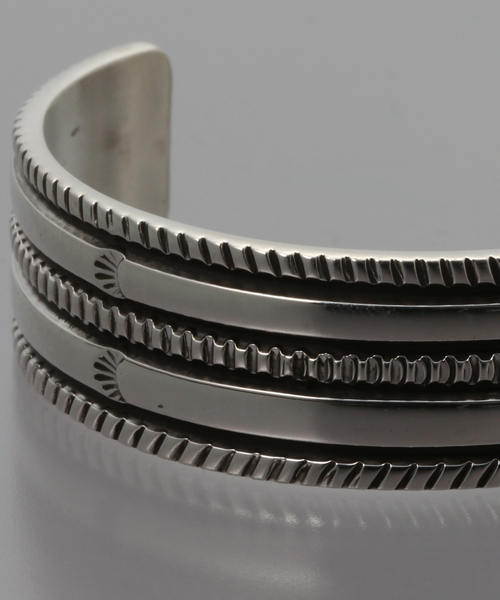 【ブルースモーガン】SILVER CHISEL WORK DOUBLE バングル JOURNAL STANDARD（ジャーナルスタンダード）の「【BRUCE MORGAN