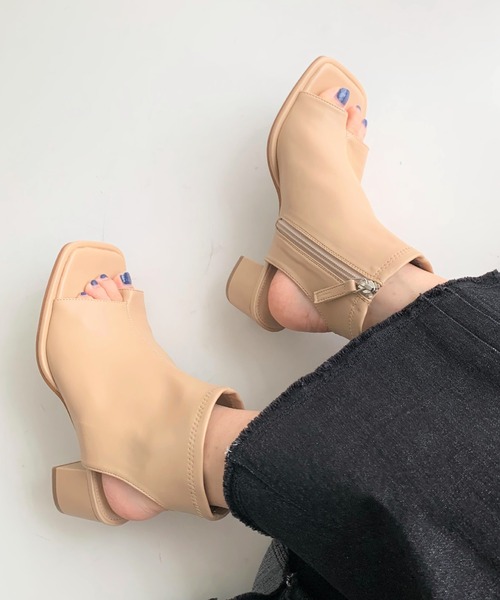 Q（キュー）の「トングブーティー（サンダル・レディース・ブラック/ベージュ・23.5/24.5）」の2枚目の写真