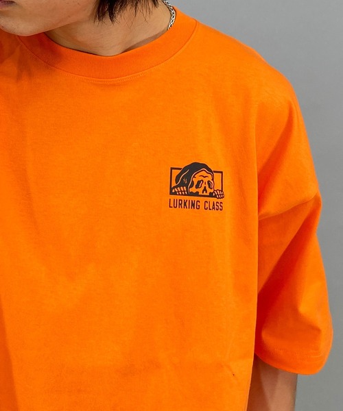 LURKING CLASS(ラーキングクラス)の「【ムラサキスポーツ別注】LURKING CLASS/ラーキングクラス オーバーサイズ バックプリントTシャツ/半袖Tシャツ ST23STM01(Tシャツ/カットソー・メンズ・ホワイト/ブラック/オレンジ・L/M/XL)」の8枚目の写真