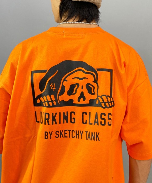 LURKING CLASS(ラーキングクラス)の「【ムラサキスポーツ別注】LURKING CLASS/ラーキングクラス オーバーサイズ バックプリントTシャツ/半袖Tシャツ ST23STM01(Tシャツ/カットソー・メンズ・ホワイト/ブラック/オレンジ・L/M/XL)」の11枚目の写真
