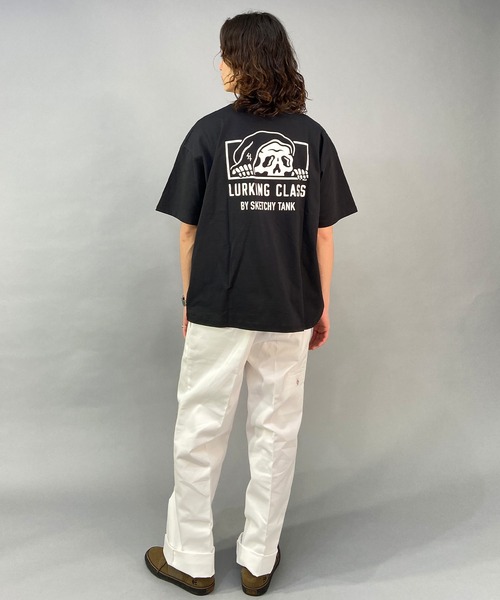 LURKING CLASS(ラーキングクラス)の「【ムラサキスポーツ別注】LURKING CLASS/ラーキングクラス オーバーサイズ バックプリントTシャツ/半袖Tシャツ ST23STM01(Tシャツ/カットソー・メンズ・ホワイト/ブラック/オレンジ・L/M/XL)」の5枚目の写真