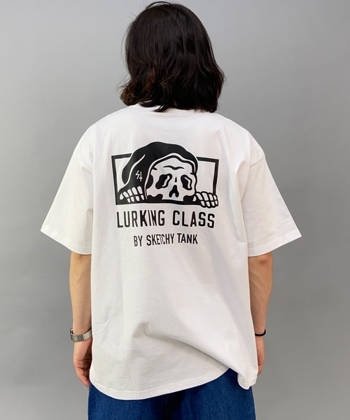 LURKING CLASS(ラーキングクラス)の「【ムラサキスポーツ別注】LURKING CLASS/ラーキングクラス オーバーサイズ バックプリントTシャツ/半袖Tシャツ ST23STM01(Tシャツ/カットソー・メンズ・ホワイト/ブラック/オレンジ・L/M/XL)」の4枚目の写真