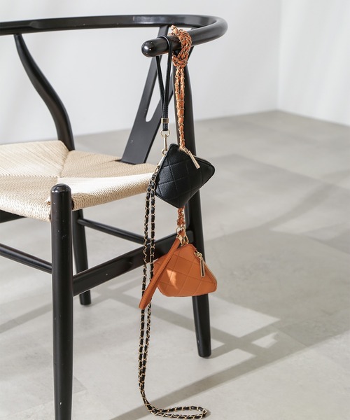 N.（N. Natural Beauty Basic）（エヌエヌナチュラルビューティーベーシック）の「◆ストラップ付キルティングポーチショルダーバッグ（ショルダーバッグ・レディース・ブラック/オレンジ・ﾌﾘ-）」の2枚目の写真