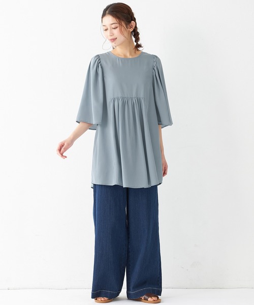 Viola e Viola(ヴィオラエヴィオラ)の「ギャザー使いフレアーチュニック(チュニック・レディース・ベージュ系その他/ホワイト/ブラック/ブルー・M/L/LL/3L)」の8枚目の写真