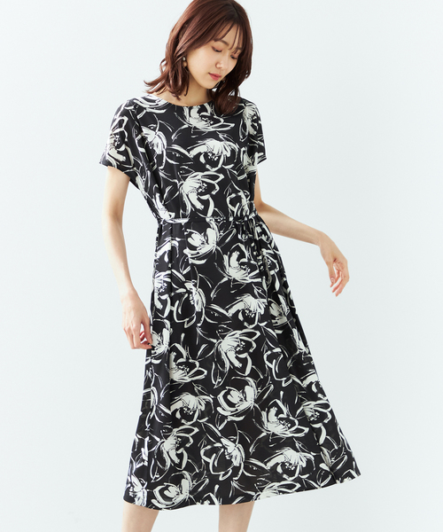 A/C DESIGN BY ALPHA CUBIC(エーシーデザインバイアルファキュービック)の「【UVカット・接触冷感・ナノファイン制菌加工】フラワープリントワンピース(ワンピース・レディース・ブラック/ネイビー・L/LL/M)」の10枚目の写真