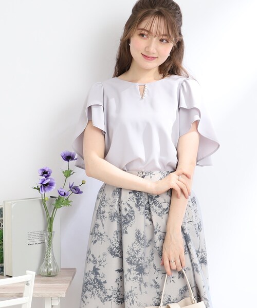 couture brooch（クチュールブローチ）の「◆【S-LL/オンオフ着回せる】パール調釦付きフレアブラウス（シャツ/ブラウス・レディース・ピンク系/ライトグレー/ブラック・42/38/40/36）」の2枚目の写真