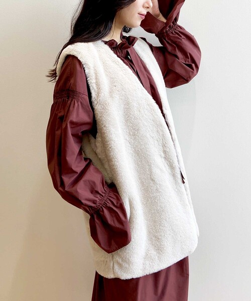 OPAQUE.CLIP（オペークドットクリップ）の「◆フェイクファーベスト【洗える】（ベスト・レディース・アイボリー/チャコールグレー・00）」の14枚目の写真