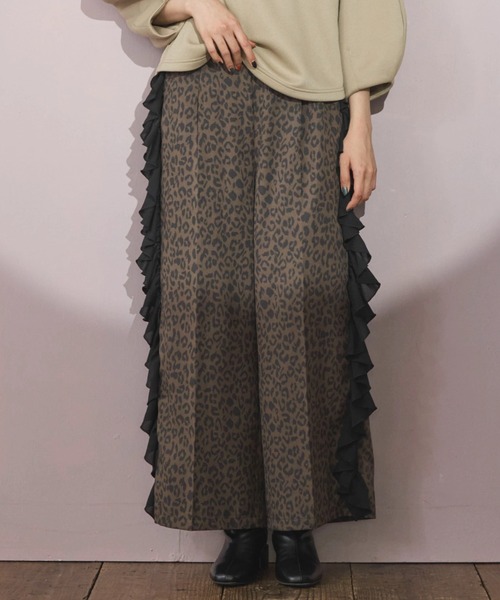 ESCAR(エスカー)の「■ESCAR サイドラッフルストレートパンツ(その他パンツ・レディース・ブラック/レオパード・FREE)」の1枚目の写真