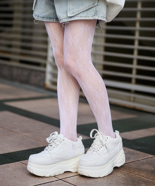 SPINNS（スピンズ）の「カラーレースタイツ リボン 網タイツ シースルータイツ（タイツ/ストッキング・レディース・ホワイト/ブラック・ONESIZE）」の6枚目の写真