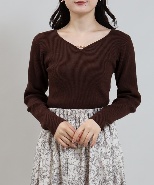 TRUDEA（トルディア）の「ハートネックチャーム装飾ニット（ニット/セーター・レディース・ベージュ/ホワイト/ブラウン/ブラック・MEDIUM/LARGE）」の3枚目の写真