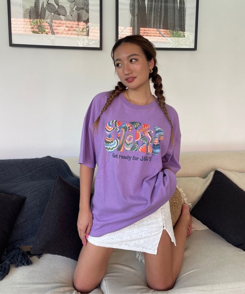 ROXY（ロキシー）の「MAUI ISLAND/ロキシーTAKAGI ERIコラボデザインリラックスフィットフロントプリント半袖カットソー（Tシャツ/カットソー・レディース・グレー/パープル/イエロー・LARGE/MEDIUM）」の3枚目の写真