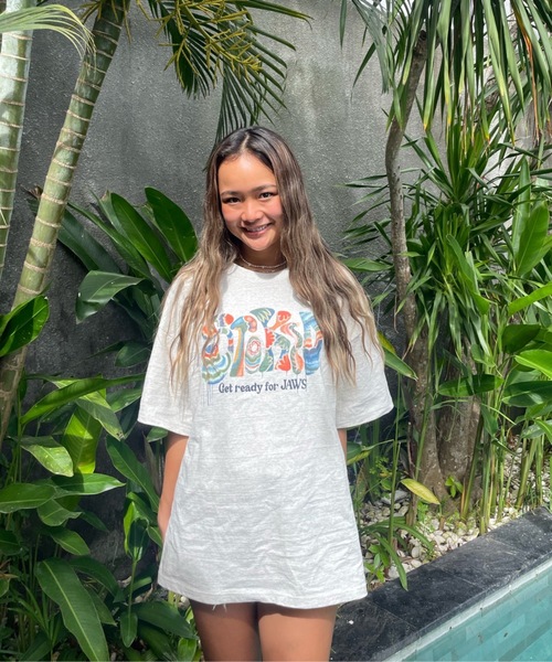 ROXY（ロキシー）の「MAUI ISLAND/ロキシーTAKAGI ERIコラボデザインリラックスフィットフロントプリント半袖カットソー（Tシャツ/カットソー・レディース・グレー/パープル/イエロー・LARGE/MEDIUM）」の2枚目の写真