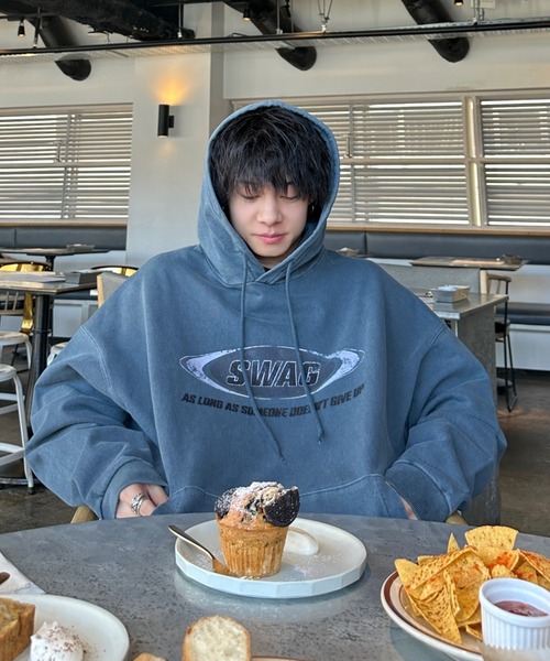 ADAMASTE（アダマスト）の「ヴィンテージライクロゴプリントパーカー（パーカー・メンズ・ブラック/ベージュ/ブルー/グレー・FREE）」の4枚目の写真