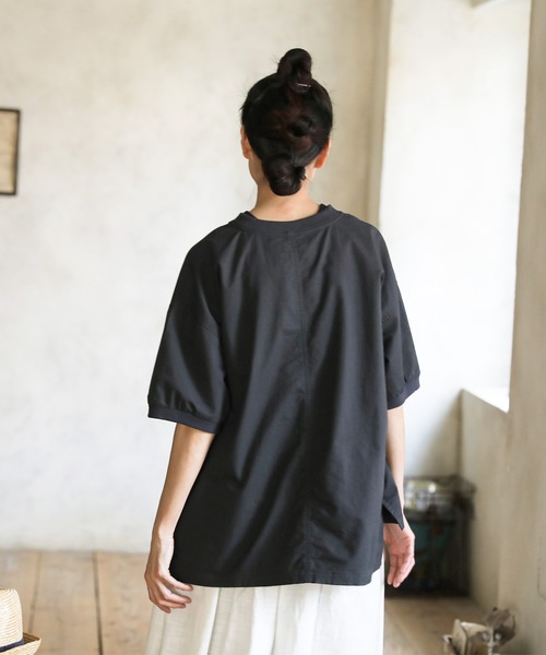 soulberry(ソウルベリー)の「Tシャツ以上ブラウス未満な、プルオーバー(シャツ/ブラウス・レディース・スミクロ・3L/LL/L/M/4L/5L)」の2枚目の写真