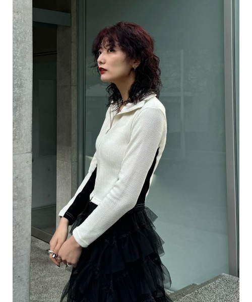 LVEU.(ラブユ.)の「【LVEU.】バイカラーダブルジップトップス / トップス ニット リブ バイカラー 配色 ジップ ハイネック クロップド ショート ブラック ホワイト(Tシャツ/カットソー・レディース・ブラック/ホワイト・FREE)」の3枚目の写真