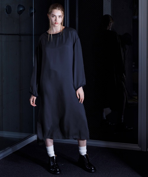 VOAAOV（ヴォアーブ）の「【VOAAOV】Cupro Twill Relax One Piece（ワンピース・レディース・チャコールグレー/ブラック/ベージュ・FREE）」の2枚目の写真