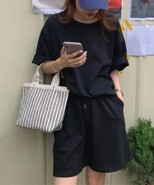ammy.（エイミードット）の「【 ammy. / エイミードット 】 オーバーサイズ ルーズ 半袖 トップス + パンツ セットアップ ( 上下2点セット ) / ルームウェア（ルームウェア/パジャマ・レディース・ブラック/ブルー/ライトイエロー/ライトグレー/グリーン/チャコールグレー・FREE）」の2枚目の写真