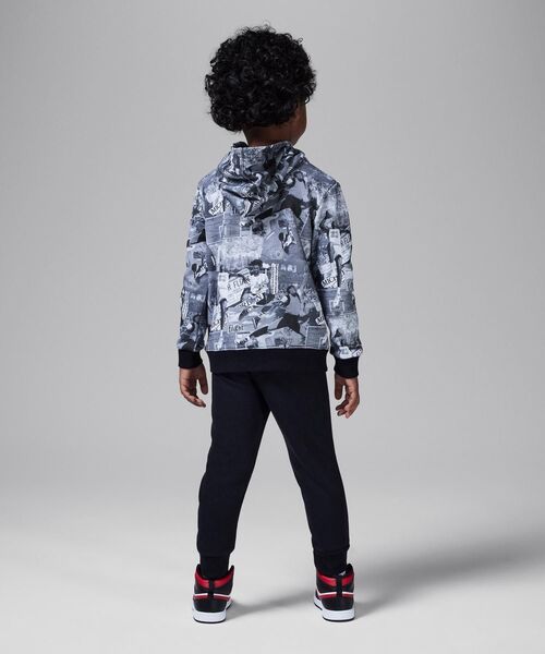NIKE(ナイキ)の「ジョーダン MJ ブルックリン ベビー ツーピース プリント フレンチ テリー パーカー セットアップ / Jordan MJ Brooklyn Toddler 2-Piece Printed French Terry Hoodie Set<90-100cm 展開>(セットアップ・キッズ・ブラック/ネイビー・100/95/90)」の3枚目の写真