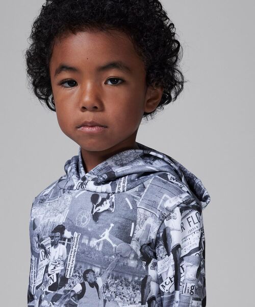 NIKE(ナイキ)の「ジョーダン MJ ブルックリン ベビー ツーピース プリント フレンチ テリー パーカー セットアップ / Jordan MJ Brooklyn Toddler 2-Piece Printed French Terry Hoodie Set<90-100cm 展開>(セットアップ・キッズ・ブラック/ネイビー・100/95/90)」の4枚目の写真