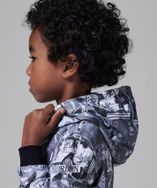 NIKE(ナイキ)の「ジョーダン MJ ブルックリン ベビー ツーピース プリント フレンチ テリー パーカー セットアップ / Jordan MJ Brooklyn Toddler 2-Piece Printed French Terry Hoodie Set<90-100cm 展開>(セットアップ・キッズ・ブラック/ネイビー・100/95/90)」の6枚目の写真