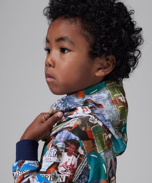 NIKE(ナイキ)の「ジョーダン MJ ブルックリン ベビー ツーピース プリント フレンチ テリー パーカー セットアップ / Jordan MJ Brooklyn Toddler 2-Piece Printed French Terry Hoodie Set<90-100cm 展開>(セットアップ・キッズ・ブラック/ネイビー・100/95/90)」の10枚目の写真