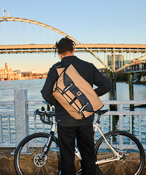 CHROME（クローム）の「［ CHROME / クローム ］CTZ 24L MESSENGER / シーティーゼット 24L メッセンジャー バッグ 防水 24L PC収納 A4収納 リフレクター（メッセンジャーバッグ・メンズ・ブラック系その他・FREE）」の19枚目の写真