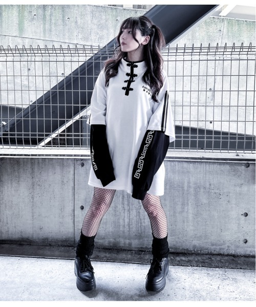 JOHN'S CLOSET(ジョンズクローゼット)の「【13】フェイクレイヤード チャイナボタン ハイネック(スウェット・レディース・ホワイト×ブラック/ブラック×パープル/ブラック×ホワイト・MEDIUM/LARGE)」の6枚目の写真