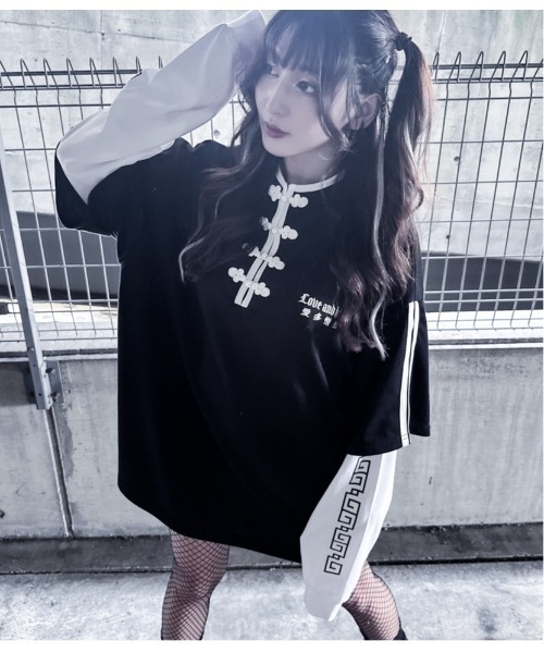 JOHN'S CLOSET(ジョンズクローゼット)の「【13】フェイクレイヤード チャイナボタン ハイネック(スウェット・レディース・ホワイト×ブラック/ブラック×パープル/ブラック×ホワイト・MEDIUM/LARGE)」の9枚目の写真
