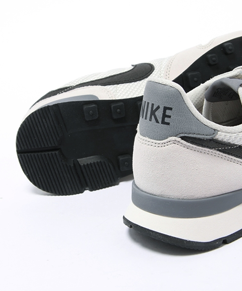 NIKE SPORTSWEAR(ナイキスポーツウェアー)の「ウィメンズ ナイキ インターナショナリスト WMNS NIKE INTERNATIONALIST 629684-017(スニーカー・レディース・オフホワイト・22.5cm/23.5cm/24cm/23cm)」の2枚目の写真