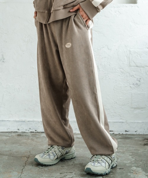 SIDEWAY STANCE(サイドウェイスタンス)の「【SIDEWAY STANCE】オーバルロゴ ワンポイント刺しゅう スエード ラインパンツ(スウェットパンツ・メンズ・ベージュ/ブラック/ブルー・SMALL/MEDIUM/LARGE)」の2枚目の写真