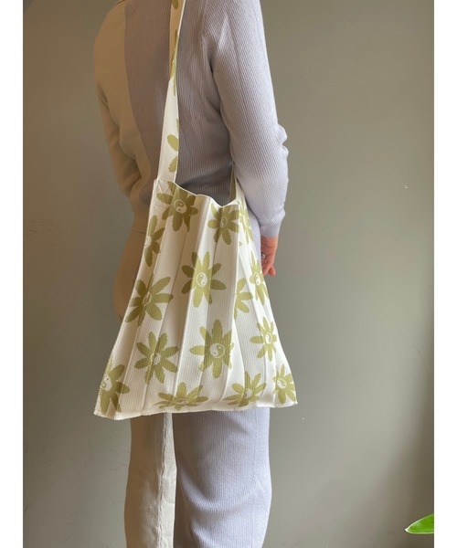 KNT365（ケイエヌティサンロクゴ）の「Knitty Flower（トートバッグ・レディース・アイボリー/エンジ・FREE）」の5枚目の写真