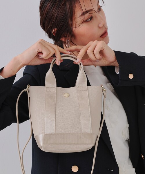 OPAQUE.CLIP（オペークドットクリップ）の「【長さ調整可能】シュリンク合皮コンビミニショルダーバッグ（ショルダーバッグ・レディース・オフホワイト/ブラック/ライトイエロー系/ベージュ・00）」の4枚目の写真