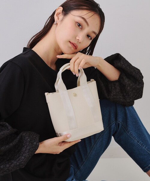 OPAQUE.CLIP（オペークドットクリップ）の「【長さ調整可能】シュリンク合皮コンビミニショルダーバッグ（ショルダーバッグ・レディース・オフホワイト/ブラック/ライトイエロー系/ベージュ・00）」の2枚目の写真