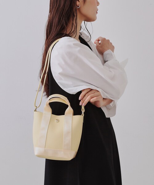 OPAQUE.CLIP（オペークドットクリップ）の「【長さ調整可能】シュリンク合皮コンビミニショルダーバッグ（ショルダーバッグ・レディース・オフホワイト/ブラック/ライトイエロー系/ベージュ・00）」の5枚目の写真