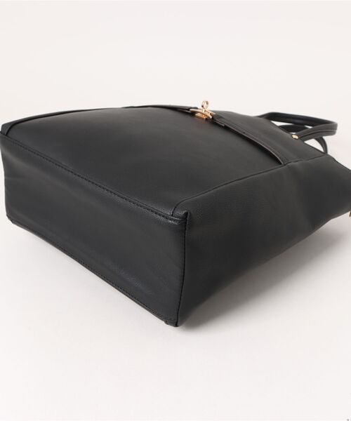 m.f.editorial（エムエフエディトリアル）の「【A4対応】m.f.エディトリアル レディース ビットベルトデザイン トートバッグ（トートバッグ・レディース・ブラック×ホワイト/ブラック/ベージュ・FREE）」の5枚目の写真