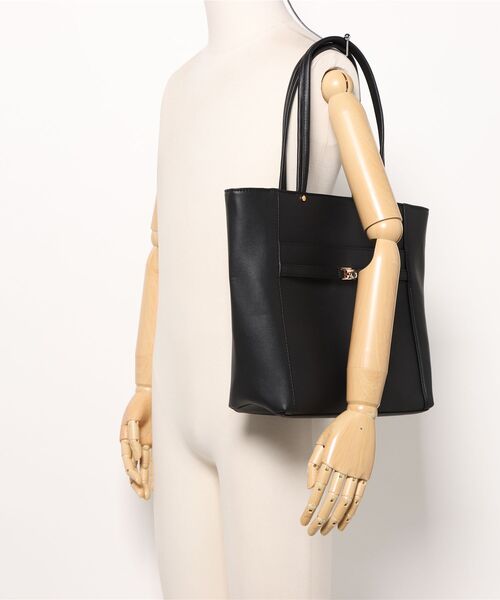 m.f.editorial（エムエフエディトリアル）の「【A4対応】m.f.エディトリアル レディース ビットベルトデザイン トートバッグ（トートバッグ・レディース・ブラック×ホワイト/ブラック/ベージュ・FREE）」の7枚目の写真