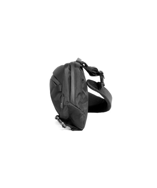 Aer(エアー)の「AER Travel Sling 2 X-Pac / AER-91023(ショルダーバッグ・メンズ・ブラック・FREE)」の4枚目の写真