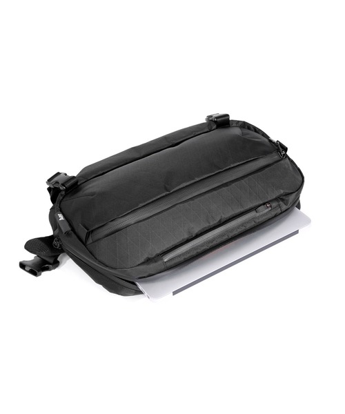 Aer(エアー)の「AER Travel Sling 2 X-Pac / AER-91023(ショルダーバッグ・メンズ・ブラック・FREE)」の8枚目の写真