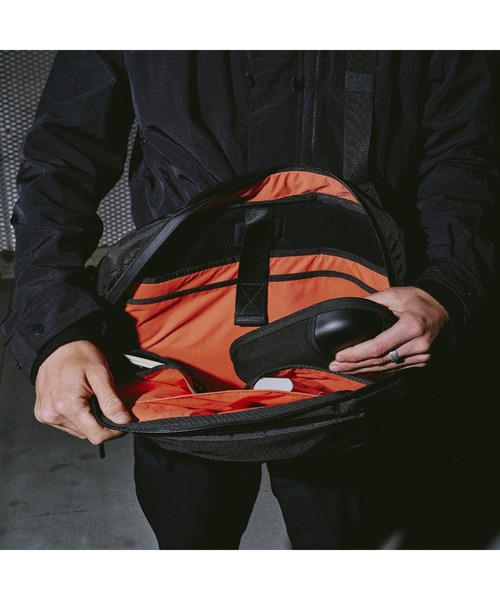 Aer(エアー)の「AER Travel Sling 2 X-Pac / AER-91023(ショルダーバッグ・メンズ・ブラック・FREE)」の15枚目の写真