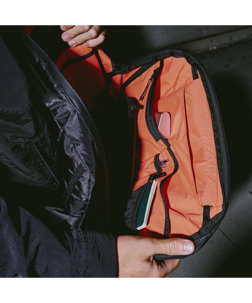 Aer(エアー)の「AER Travel Sling 2 X-Pac / AER-91023(ショルダーバッグ・メンズ・ブラック・FREE)」の16枚目の写真
