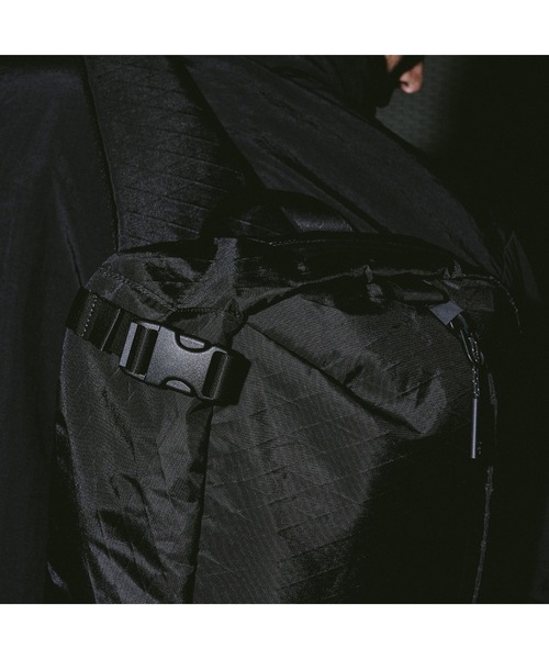 Aer(エアー)の「AER Travel Sling 2 X-Pac / AER-91023(ショルダーバッグ・メンズ・ブラック・FREE)」の14枚目の写真