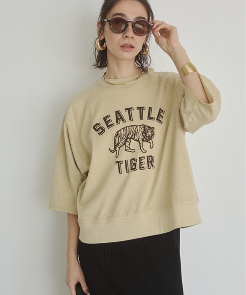 ANGIE（アンジー）の「カレッジロゴ ハーフスリーブ Tシャツ（Tシャツ/カットソー・レディース・ベージュ/ブラック/レッド/ネイビー・FREE）」の2枚目の写真