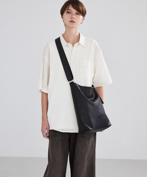 LUENNA（ルエナ）の「【LUENNA】Square Shoulder Bag /合皮スクエアショルダーバッグ（ショルダーバッグ・メンズ・ブラック・FREE）」の4枚目の写真