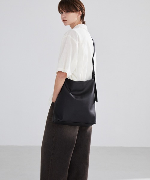 LUENNA（ルエナ）の「【LUENNA】Square Shoulder Bag /合皮スクエアショルダーバッグ（ショルダーバッグ・メンズ・ブラック・FREE）」の8枚目の写真