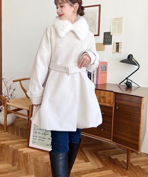 moment+(モーメントプラス)の「ファーティペット付きミドル丈バルーントレンチコート(バルーンコート)(ステンカラーコート・レディース・アイボリー/ブラック/チャコールグレー/ベージュ・M/L)」の6枚目の写真