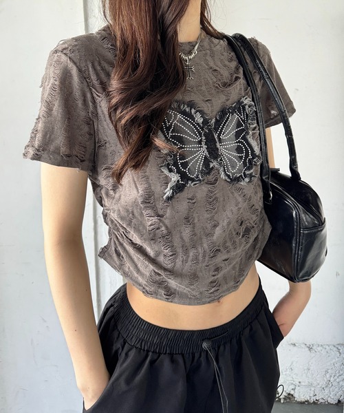 lilful(リルフル)の「バタフライモチーフワッペン コンパクトダメージ加工ショートTシャツ サイドシャーリング フリンジ(Tシャツ/カットソー・レディース・ホワイト/ブラック/グレー・F)」の3枚目の写真