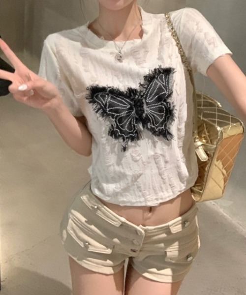 lilful(リルフル)の「バタフライモチーフワッペン コンパクトダメージ加工ショートTシャツ サイドシャーリング フリンジ(Tシャツ/カットソー・レディース・ホワイト/ブラック/グレー・F)」の1枚目の写真