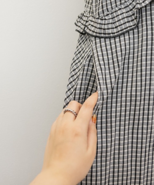 CLETTE(クレット)の「フリルデザインキャミワンピース(ワンピース・レディース・チェック/ブラック・4L/3L/LL)」の9枚目の写真