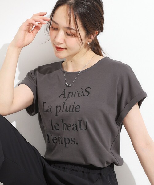 DRESKIP(ドレスキップ)の「【汗ジミ防止/ひんやり/UV】ロゴプリントTシャツ(Tシャツ/カットソー・レディース・ライトオレンジ系/ライトベージュ/オフホワイト/チャコールグレー・01/04/03/02)」の2枚目の写真